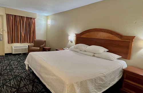 Troy Hotel | Comfortable Stay at Baymont by Wyndham Troy with Pool