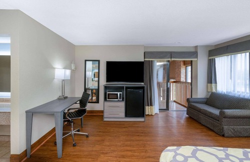 Tupelo Hotel | Relax at Baymont by Wyndham Tupelo with Pool & Breakfast