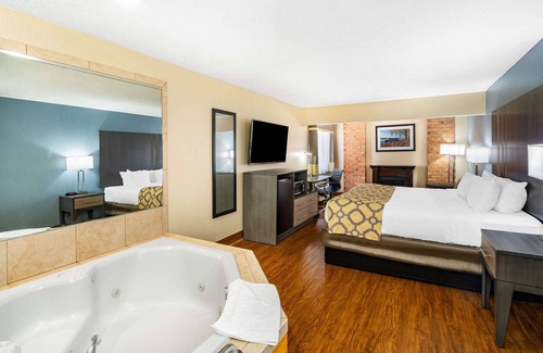 Tupelo Hotel | Relax at Baymont by Wyndham Tupelo with Pool & Breakfast