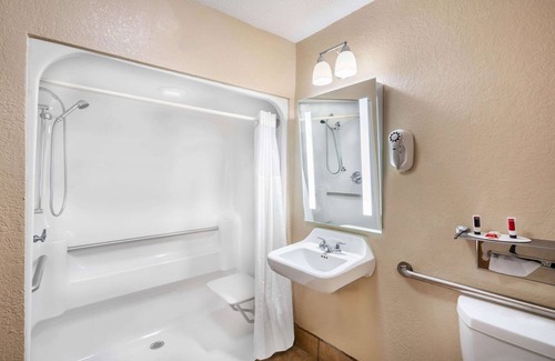 Tupelo Hotel | Relax at Baymont by Wyndham Tupelo with Pool & Breakfast