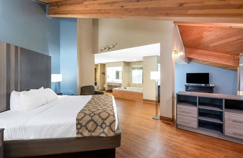 Tupelo Hotel | Relax at Baymont by Wyndham Tupelo with Pool & Breakfast