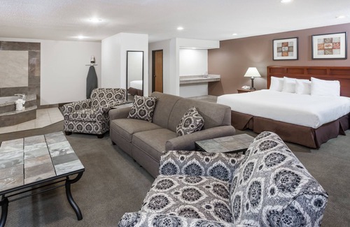 Tuscola Hotel | Comfortable Stay at Baymont by Wyndham Tuscola with Pool