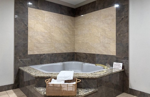 Tuscola Hotel | Comfortable Stay at Baymont by Wyndham Tuscola with Pool