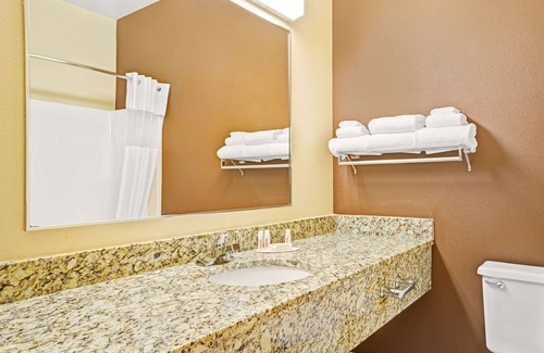 Wahpeton Hotel | Baymont by Wyndham Wahpeton: Pool, Spa & Family Friendly