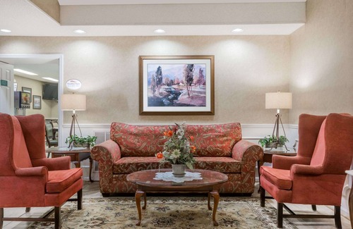 Waycross Hotel | Welcoming Stay at Baymont by Wyndham Waycross with Pool