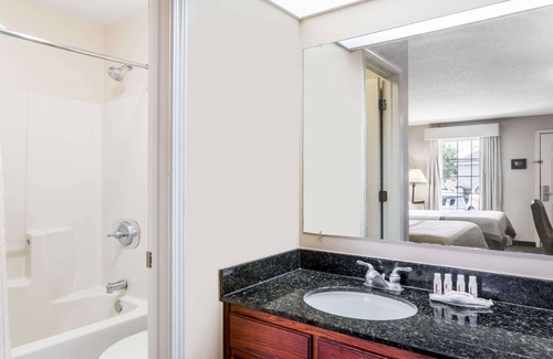 Waycross Hotel | Welcoming Stay at Baymont by Wyndham Waycross with Pool