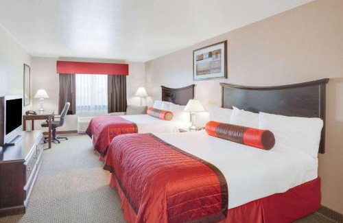 Wheeler Hotel | Pet-Friendly Baymont by Wyndham Wheeler with Breakfast & Hot Tub