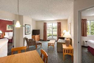 Greenwich Hotel | Pet-Friendly Comfort at Baymont by Wyndham Wichita East