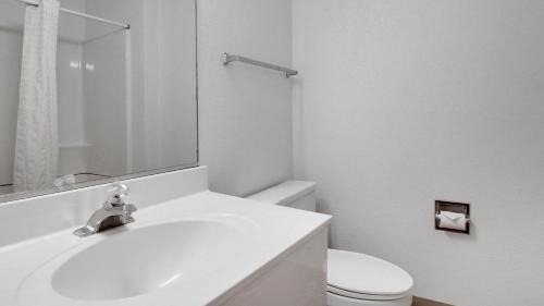 Shawnee Hotel | Family-Friendly Baymont Inn & Suites Shawnee with Pool