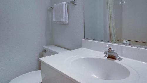 Shawnee Hotel | Family-Friendly Baymont Inn & Suites Shawnee with Pool