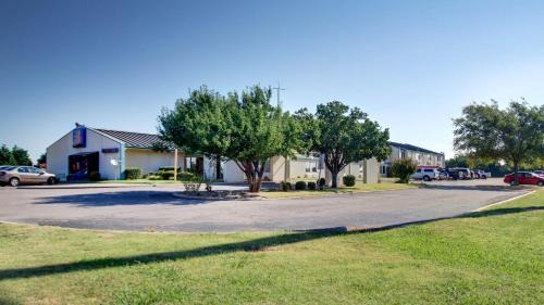 Shawnee Hotel | Family-Friendly Baymont Inn & Suites Shawnee with Pool