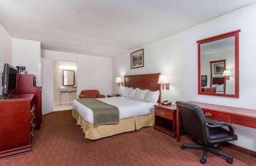 Manning Hotel | Comfort at Baymont Inn & Suites with Breakfast Included