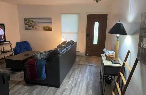 League City House | Charming Bayou Cottage: 4-Bed House Near NASA & Kemah