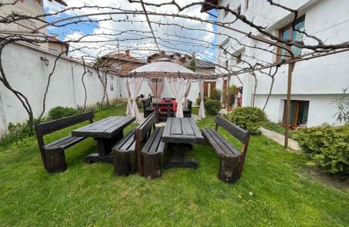 Dobrinishte House | Family-Friendly Bayrakova Guest House with High Ratings