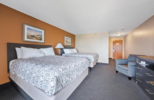 Put-in-Bay Hotel | BayShore #322: Ocean View with Pool, Rated 8/10 by Guests