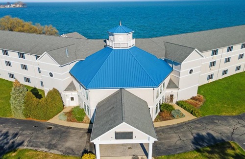 Put-in-Bay Hotel | BayShore ADA #126: Ocean View with Pool & Family Friendly