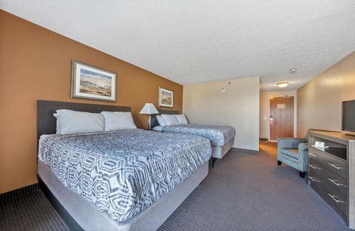 Put-in-Bay Hotel | BayShore ADA #126: Ocean View with Pool & Family Friendly