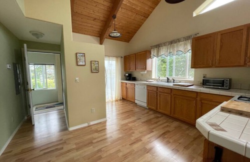 Tokeland Apartment | Inviting Bayshore Loft House with Kitchen & Pet-Friendly Options