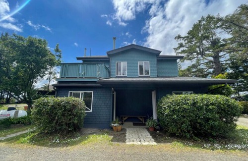Tokeland Apartment | Inviting Bayshore Loft House with Kitchen & Pet-Friendly Options