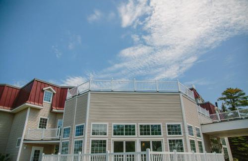 Traverse City Hotel | Beachfront Living at Bayshore Resort - Rated 9/10 by Guests