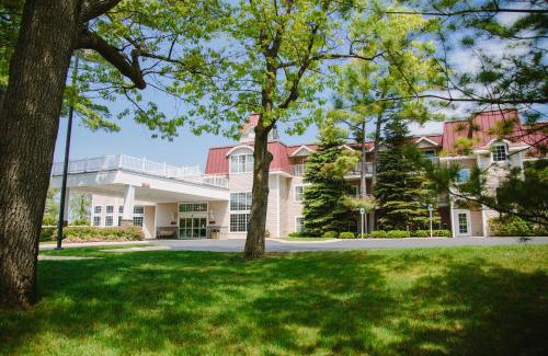 Traverse City Hotel | Beachfront Living at Bayshore Resort - Rated 9/10 by Guests