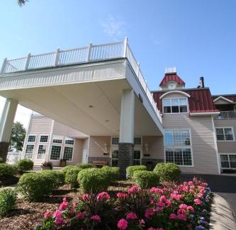Traverse City Hotel | Beachfront Living at Bayshore Resort - Rated 9/10 by Guests