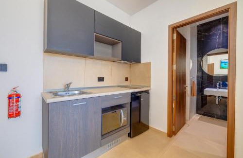 Swieqi Apartment | Cozy Bayside A Apartments with Inviting Hot Tub Amenities