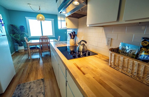 South Hill Apartment | Boho Jungle - Waterfront Apartment with Bay Views & Breakfast