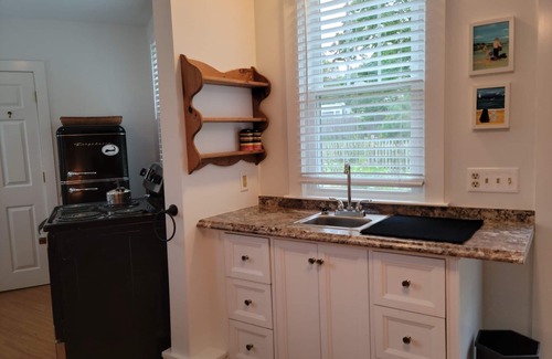 Brewster Apartment | Convenient Bayside Apartment with Breakfast & Family Amenities