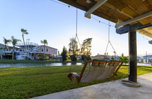 Rockport Cottage | Discover Bayside Blessing: Pet-Friendly Oceanfront Retreat