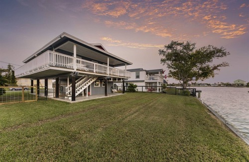 Rockport Cottage | Discover Bayside Blessing: Pet-Friendly Oceanfront Retreat