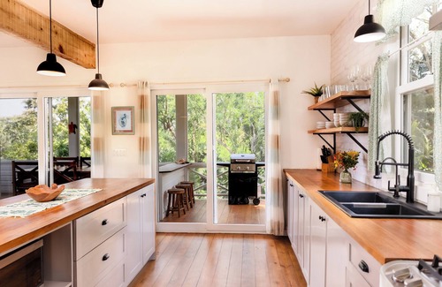 Antoneys Cay House | Pet-Friendly Bayside Breeze with Ocean Views and Kitchen