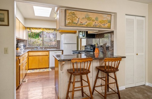 Baywood Park House | Exceptional Bayside Gem at Elfin Forest with Spa & Breakfast