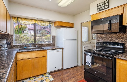 Baywood Park House | Exceptional Bayside Gem at Elfin Forest with Spa & Breakfast