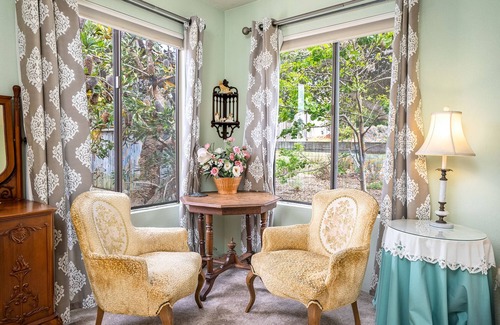 Baywood Park House | Exceptional Bayside Gem at Elfin Forest with Spa & Breakfast