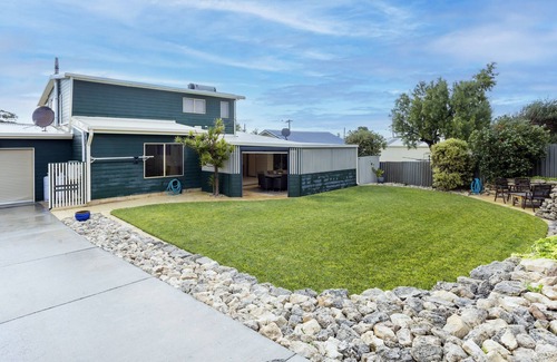 Ledge Point House | Bayside home, with ocean views cross the road to the beach