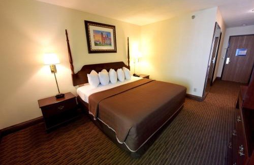 Mackinaw City Hotel | Relax at the Bayside Hotel of Mackinac with Oceanfront Views