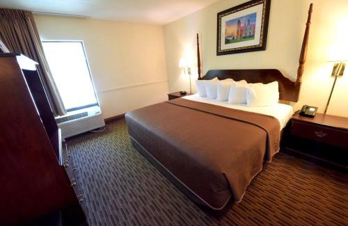 Mackinaw City Hotel | Relax at the Bayside Hotel of Mackinac with Oceanfront Views