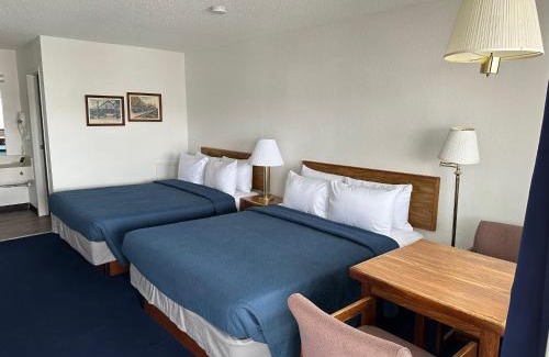 St Ignace Hotel | Cozy Bayside Inn: Family-Friendly with Kitchen Amenities