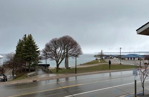 St Ignace Hotel | Cozy Bayside Inn: Family-Friendly with Kitchen Amenities