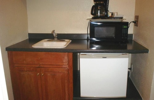 Blaine Hotel | Budget-Friendly Bayside Motor Inn with Family Amenities