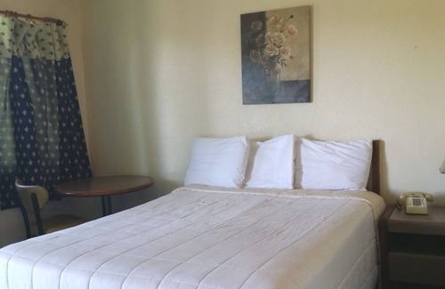 Blaine Hotel | Budget-Friendly Bayside Motor Inn with Family Amenities
