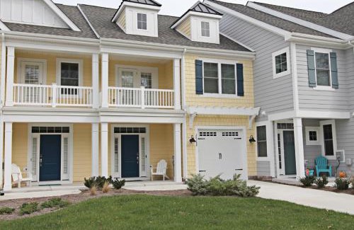 Bayside House | Discover Bayside Resort with Pool and Hot Tub Amenities