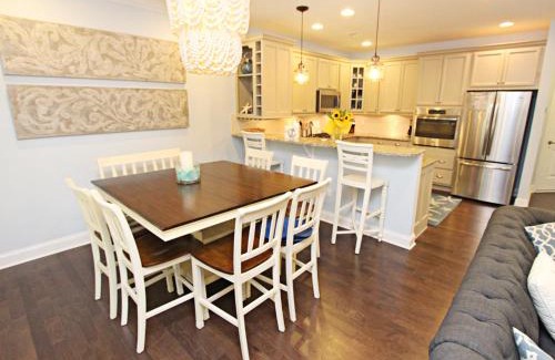 Bayside House | Discover Bayside Resort with Pool and Hot Tub Amenities