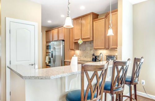 The Commons House | Relaxing Bayside Resort Home with Pool & Ocean View Amenities