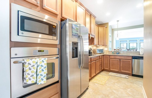 The Commons House | Relaxing Bayside Resort Home with Pool & Ocean View Amenities