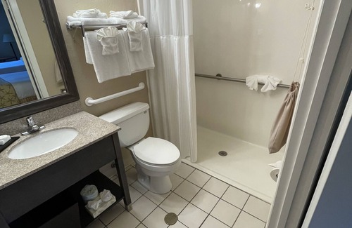 West Yarmouth Hotel | Beachfront Bliss at Bayside Resort Hotel with Pool & Spa