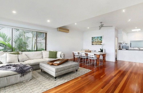 Pretty Beach House | Pet-Friendly Bayside Retreat with WiFi and Family Amenities