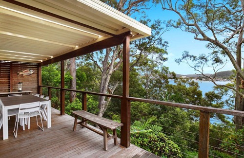 Pretty Beach House | Pet-Friendly Bayside Retreat with WiFi and Family Amenities