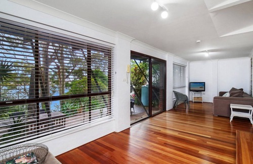 Pretty Beach House | Pet-Friendly Bayside Retreat with WiFi and Family Amenities